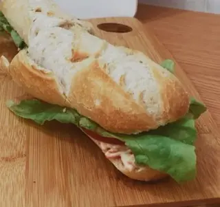 Baguete com pasta de delicias