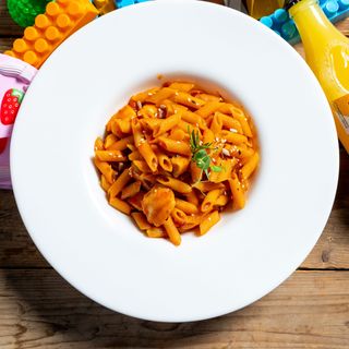 Mini Penne cu pui si sos rosu  150 gr