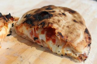Pizza Les Tretze Roses Calzone Bolonyesa