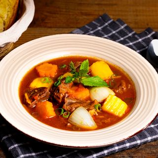 Tocanita de vita in vin rosu si bagheta