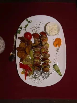 Teleći ražnjići sa povrćem sa prilogom i domaćim pecivom