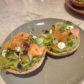 Tostada de guacamole con salmón SIN GLUTEN