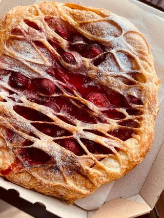 Паляниця XXL з полуницею