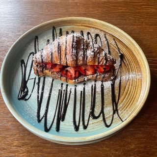 კრუასანი შოკოლადის პასტით და მარწყვით/Croissant with chocolate paste and strawberries