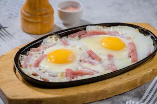 Ձվածեղ խոզապուխտով և պանրով