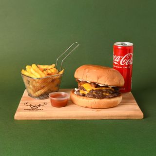 Golden smash burger, pomfrit i Coca-Cola
