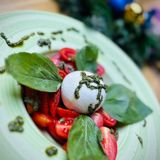 Салата бурата с чери домати