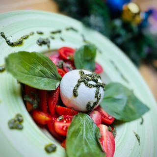 Салата бурата с чери домати