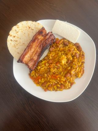 Calentado De Frijoles Con Chicharrón