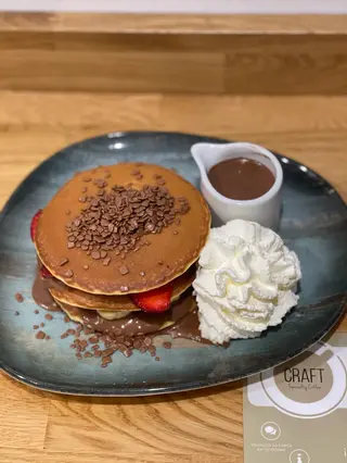 Tortitas Con Chocolate Con Leche Más Plátano Y Fresas