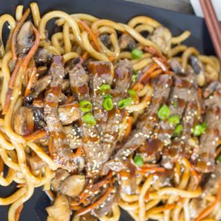 Spaghetti udon alla piastra con vitello