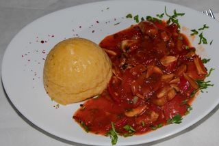 Tocanita cu ciuperci si mamaliguta