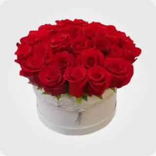 30 წითელი ვარდი ყუთში