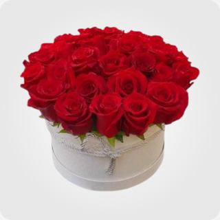 30 წითელი ვარდი ყუთში