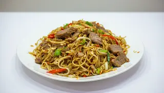 82.Spaghete prajite cu carne de porc si ou