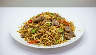 82.Spaghete prajite cu carne de porc si ou