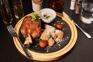 Ciolan de porc cu cartofi cu rozmarin și sos de hrean