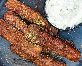 Halloumi Fries con Tzatziki y especias griegas