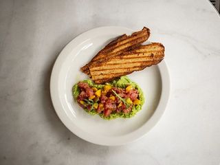 Тартар із тунця з манго та авокадо