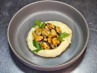 Піджарка мідій з картопляним пюре (180/150g)