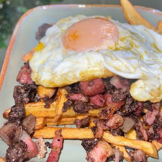 Huevos Rotos Con Butifarra Negra Y Bacon