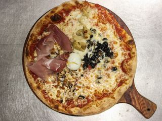 Pizza capricciosa