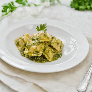 Pasta Raviolon De Albahaca Rellena De Ricotta Y Espinaca