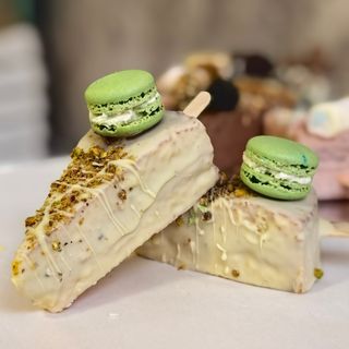 Парче торта на клечка - карамел и шам фъстък