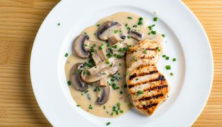 Piept de pui cu sos de ciuperci