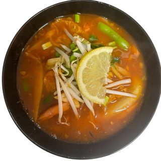 Zupa tajlanska z wołowiną