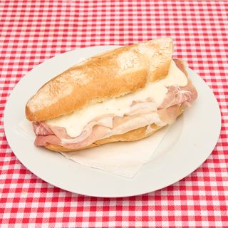 Panino con prosciutto crudo e crescenza fresca