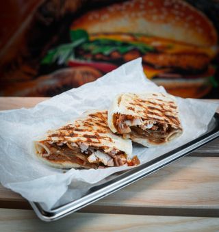 Піта з курчам гриль та кімчі + Картопляні дольки у фритюрі + напій