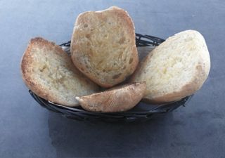 Pão torrado com manteiga