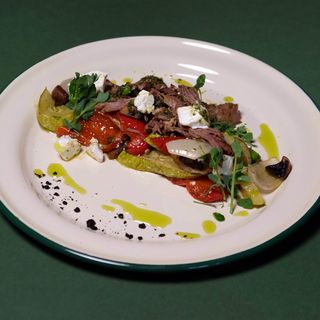 Теплий салат з телятиною (250г)