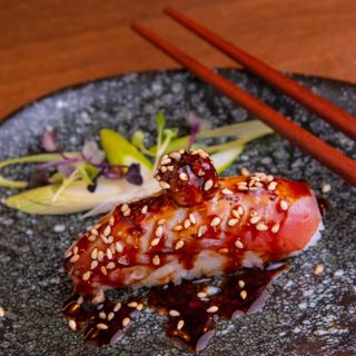 Nigiri de atún rojo con foie