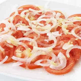 75. Ensalada De Tomate, Bonito Y Cebolla