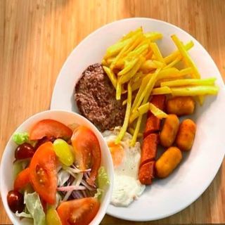 Hamburguesas (2 uds.), huevos fritos (2 uds.) y bacon