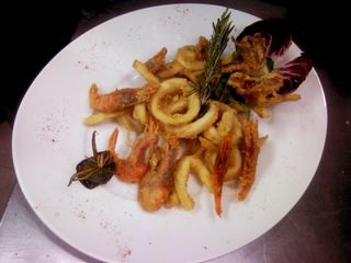 Fritto di calamaretti spillo con zucchine croccanti