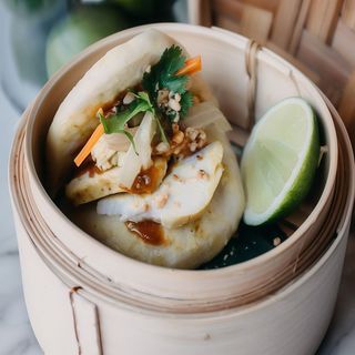 Bao de pollo satay