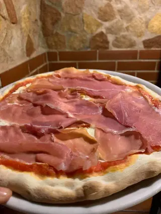 Pizza stracciatella e crudo