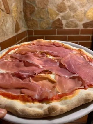 Pizza stracciatella e crudo