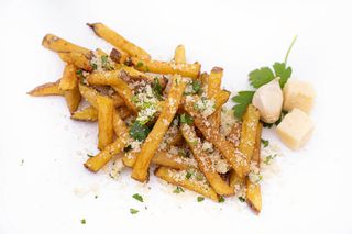 Cartofi prajiti cu usturoi, parmezan si patrunjel