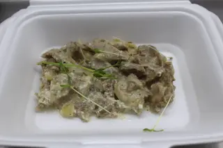 Язик з цибулею в сметанному соусі (100г)