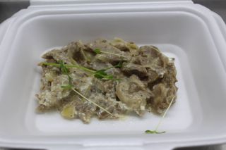 Язик з цибулею в сметанному соусі (100г)