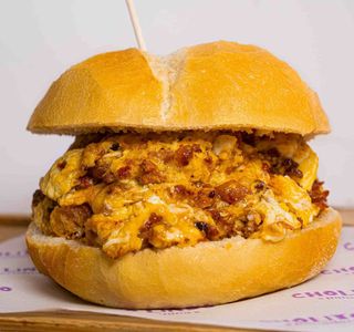 Pan con salchicha huachana