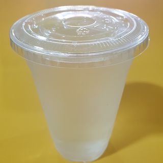 Jugos tropicales en agua