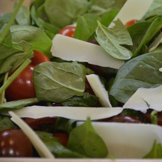 Ensalada de tomatitos, mozzarella y menta (200 g.)