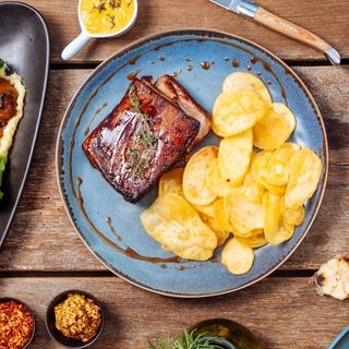 Бавно готвени и нежно опушени свински ребра с картофки уеджис 400 гр.