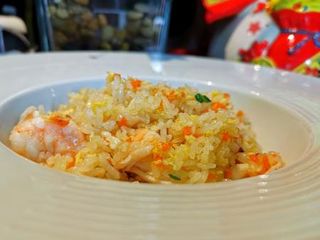 Riso saltato con gamberi e verdure