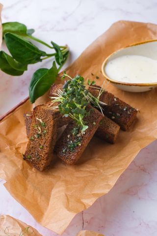 Чесночные гренки с сырным соусом